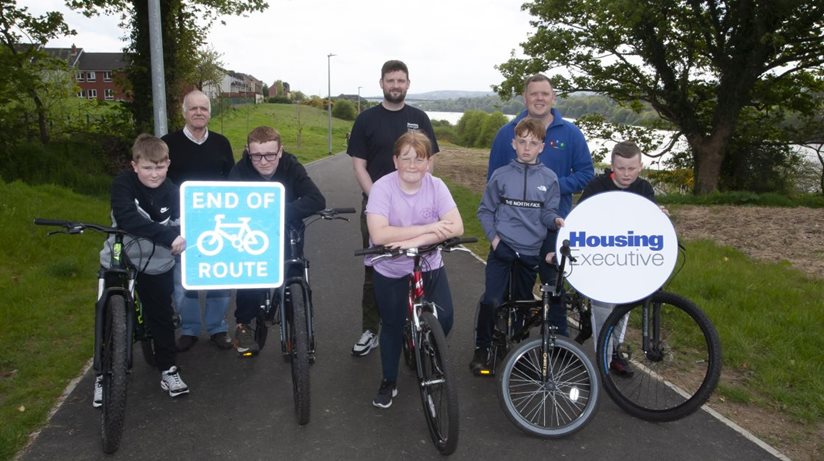 Grinding the gears: young people from Enagh Youth Forum who participated in a Bicycle Safety Workshop, funded by the Housing Executive are joined by (back, from left), Eamonn O’Donnell, Enagh Youth Forum, Michael Cooke, Patch Manager, Housing Executive and Paul Hughes, Youth and Community Worker, Enagh Youth Forum.